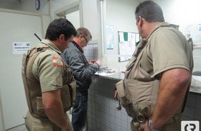 Polícia prende jovens com drogas no centro de Treze Tílias