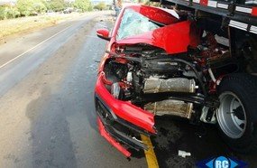 Motorista fica ferido ao colidir em traseira de caminhão na BR-470
