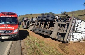 Condutor fica ferido ao tombar carreta em Curitibanos