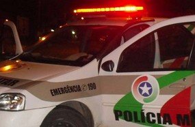 Homem atropela esposa com motocicleta por ciúmes