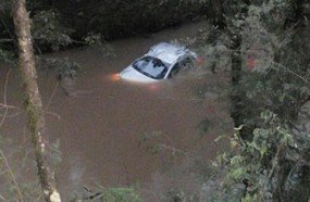 Veículo cai em rio no interior de Erval Velho
