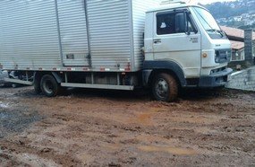 Caminhão atola no bairro Santa Tereza em Joaçaba