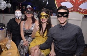 Baile de máscaras da Associazione Bellunese é sucesso