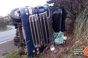 Motorista sofre escoriações após tombar carreta cegonha na BR-153