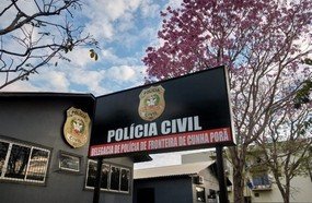 Homem apanha calcinha de varal para se masturbar