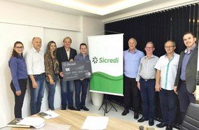 CDL Herval dOeste recebe doação de recursos do Sicredi