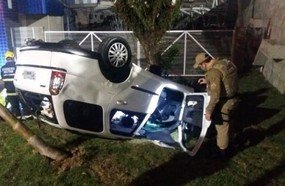 Mulher despenca com veículo de muro no centro de Videira
