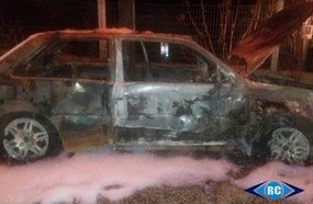Veículo é consumido por incêndio no interior de Ouro