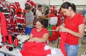 Prefeitura confecciona decoração natalina em Piratuba