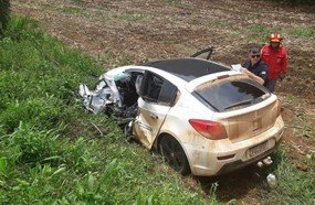 Colisão entre carro e carreta mata motorista na BR-282