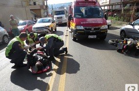 Veículo de Auto Escola atinge motocicleta em Joaçaba