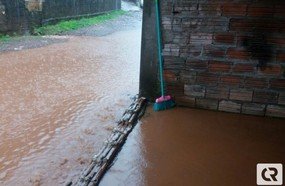 Chuva forte alaga casas no bairro São Jorge em Herval