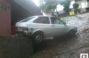 Gol fica encavalado em muro ao tentar subir rua
