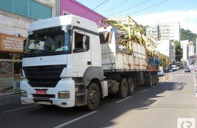 Carreta com excesso de altura enrosca em cabos de telefonia