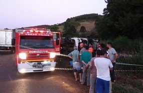 Motorista morre após tombar carreta em Treze Tílias