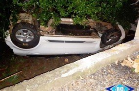 Mulher tomba veículo ao tentar estacionar na garagem
