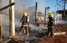 Incêndio destrói galpão de eventos do Sítio Faé