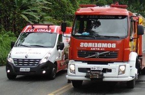 Três pessoas ficam feridas após colisão em barranco na BR-282