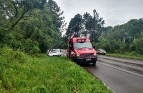 Veículo com três pessoas sai da pista após aquaplanar na BR-282