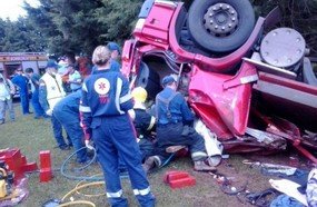 Motorista fica preso às ferragens após capotar caminhão na SC-355