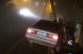Motorista foge após bater em poste em Capinzal