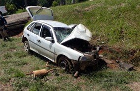 Colisão entre carro e carreta deixa mulher ferida em Campos Novos