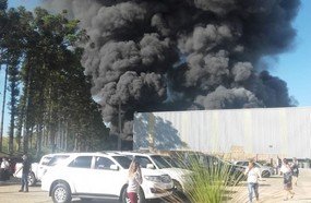 Incêndio de grandes proporções atinge empresa de colchões