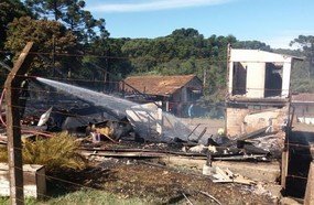 Criança morre carbonizada após homem colocar fogo na casa