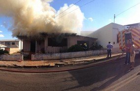 Casa é destruída por incêndio em Campos Novos