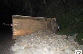 Colisão entre caminhões deixa um ferido na BR-282