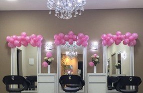 Balões cor de rosa enfeitam comércio hervalense nesta semana