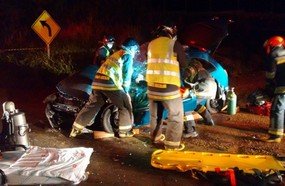 Colisão entre carro e carreta deixa dois feridos na BR-153
