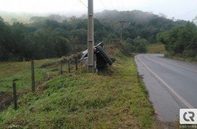 Motorista fica ferido após atingir poste em Água Doce