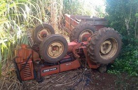 Trator tomba, mata agricultor e deixa neto gravemente ferido