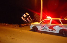 Motorista perde a vida ao colidir contra árvore