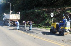 Prefeitura inicia operação tapa-buracos na Avenida Caetano Branco