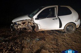 Motorista fica ferido após colidir violentamente em barranco