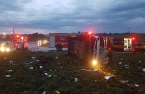 Mulher é arremessada de van que capotou no trevo de Campos Novos