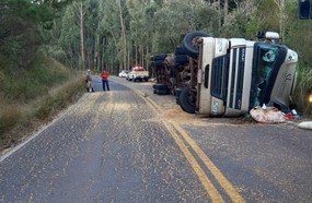 Condutor fica ferido após tombar carreta bitrem em Água Doce