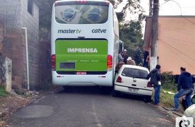 Ônibus da imprensa enrosca em carro ao seguir GPS em Joaçaba