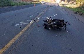 Mulher morre após colidir moto contra caminhão na BR-282