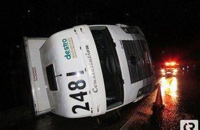 Caminhão carregado tomba na BR-282, em Joaçaba
