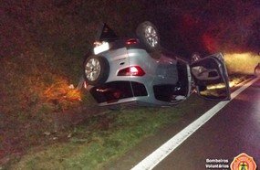 Condutor capota veículo na BR-153, em Irani