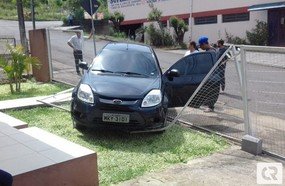 Carro desgovernado invade jardim de residência no Cidade Alta