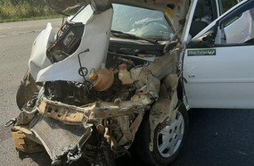 Dianteira de carro fica destruída após colisão em carreta na BR-282