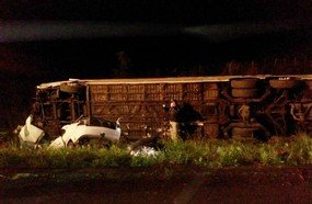 Colisão frontal entre carro e ônibus mata quatro pessoas na BR-470