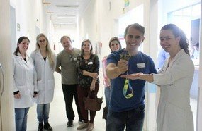 Jovem que sofreu acidente com parapente volta ao Hust para agradecer
