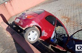Condutora cai com veículo em pátio de empresa após passar mal