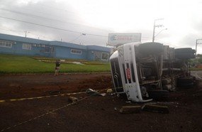 Motorista fica ferido após tombar caminhão em Campos Novos