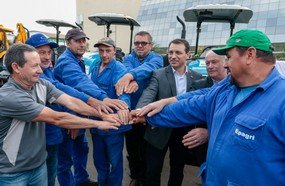 Governador entrega equipamentos agrícolas a municípios